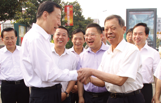 وفي حزيران/يونيه 2011، لوزهيجون، أمين لجنة الحزب على مستوى المحافظة من مقاطعة جيانغسو، يرافقه رئيس ليان جباو لي، يتفقد شركتنا.